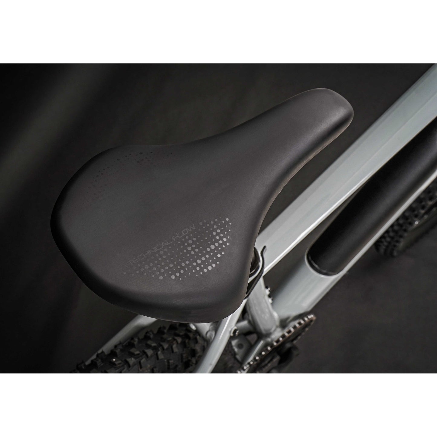 Claud Butler Ridge 1.0 Electric Bike seat