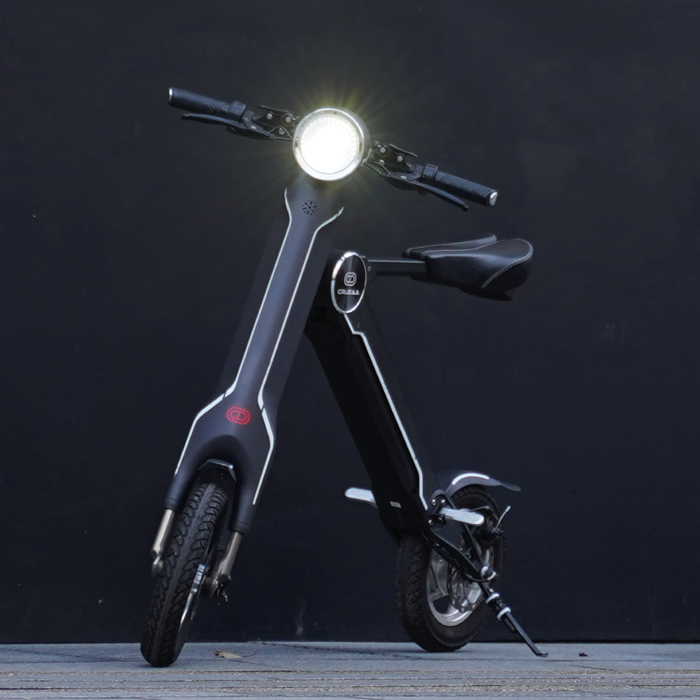 Cruzaa E-Scooter Pro Electric Scooter Carbon Black light on