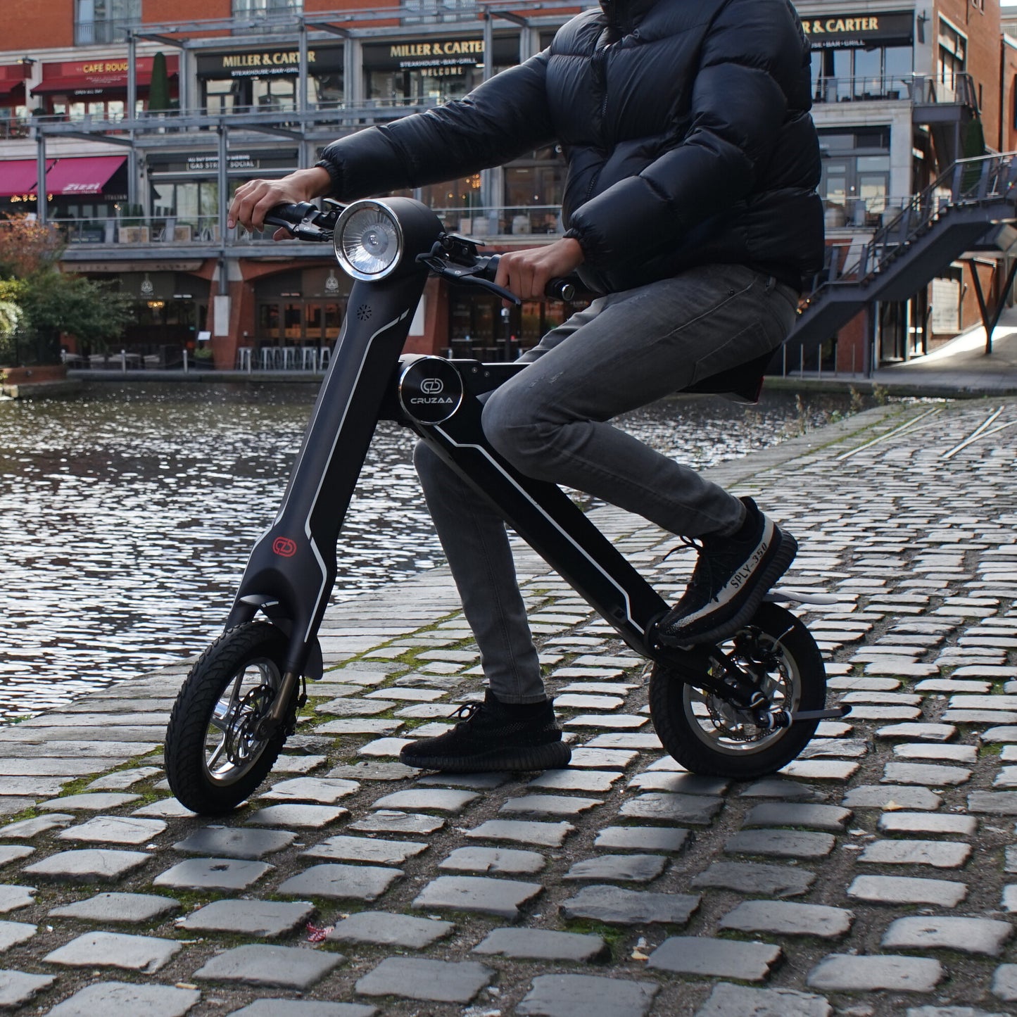 Cruzaa E-Scooter Pro Electric Scooter Carbon Black canal