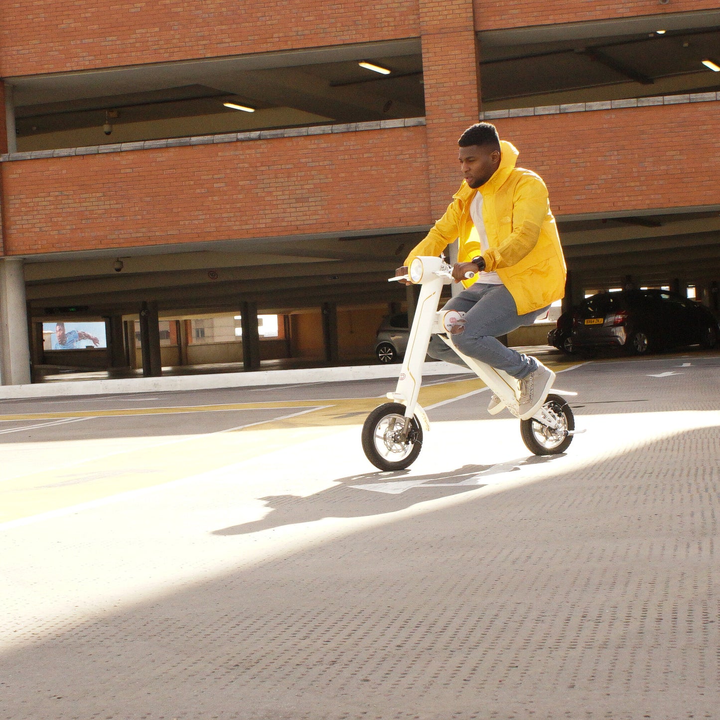 Cruzaa E-Scooter Pro Racing White Electric Scooter Ride 1