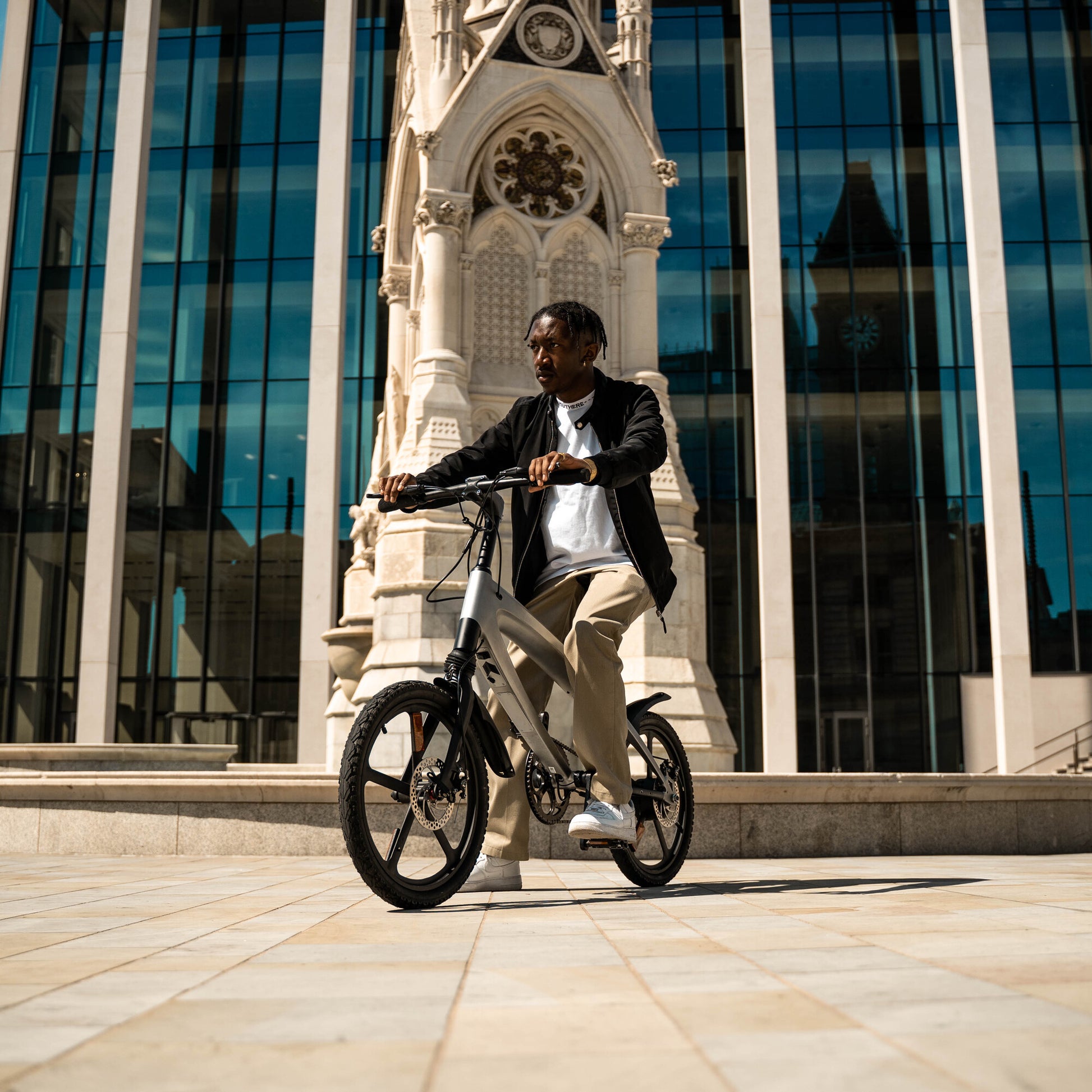 Cruzaa Carbon Black Electric Bike Grey City