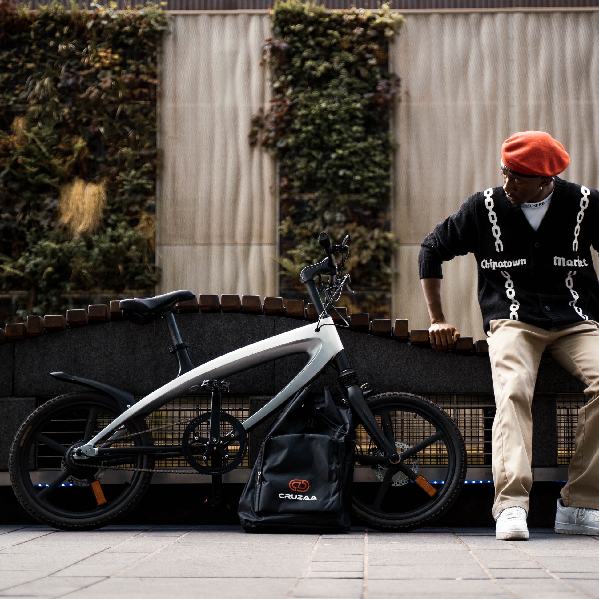 Cruzaa Carbon Black Electric Bike & Bag