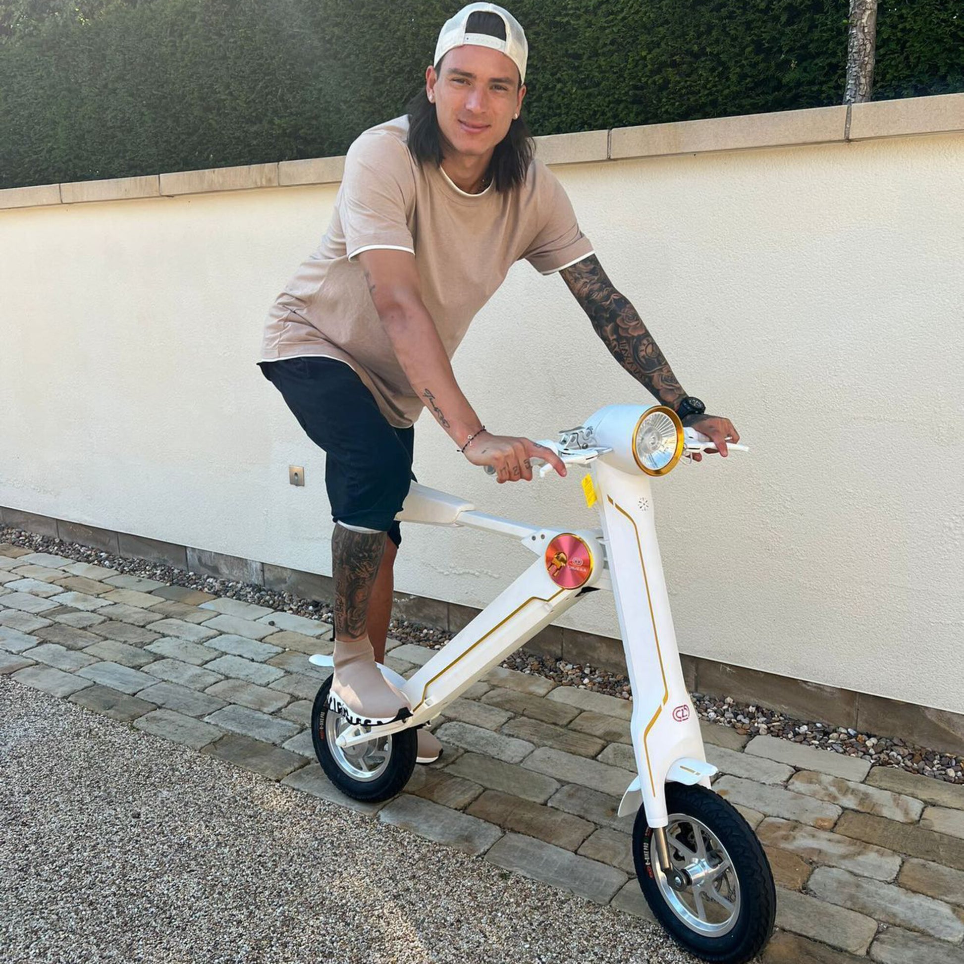 Cruzaa Electric Scooter Racing White Darwin Nunez