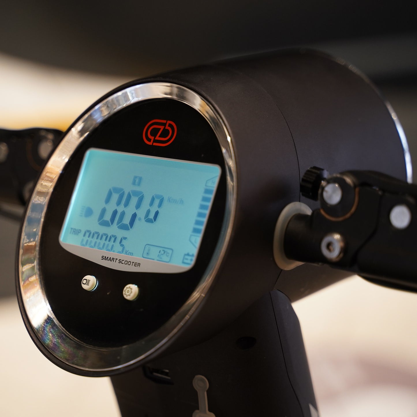 Cruzaa E-Scooter Pro Electric Scooter Carbon Black display