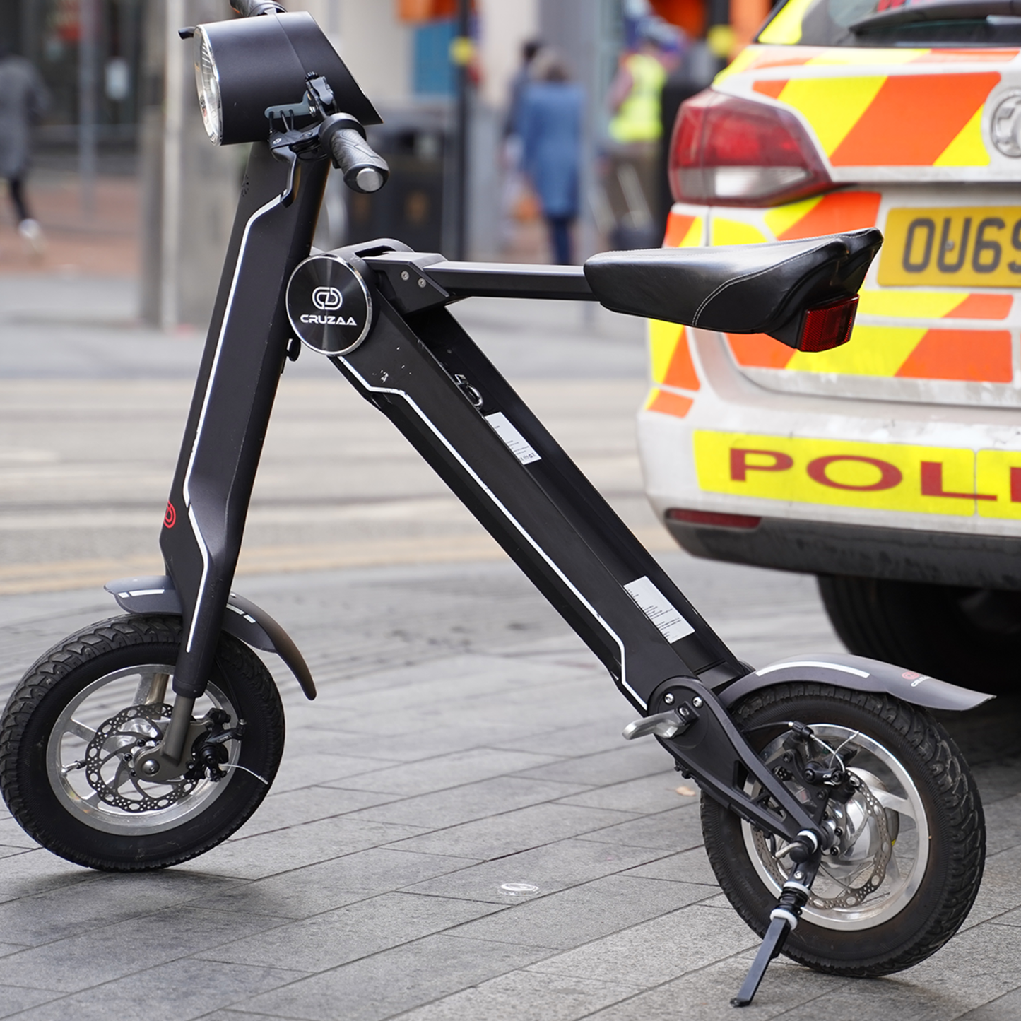 Cruzaa E-Scooter Pro Electric Scooter Carbon Black road