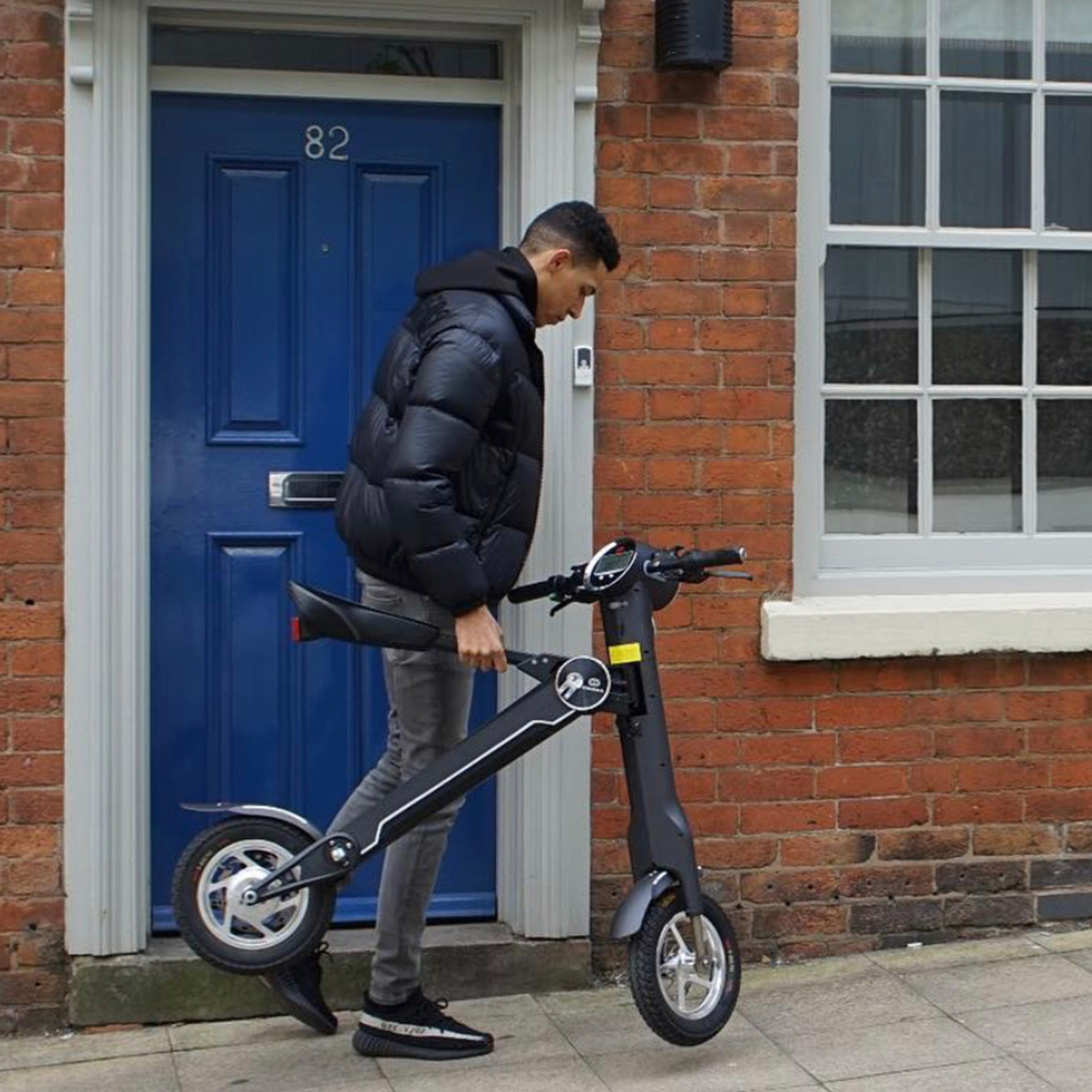 Cruzaa E-Scooter Pro Electric Scooter Carbon Black outing